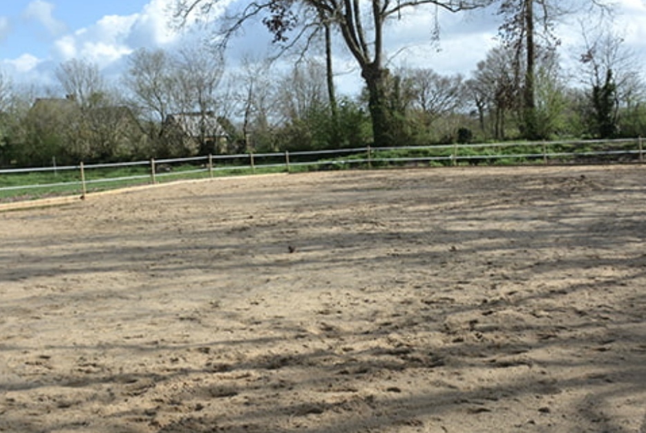 Domaine des Cyprès : box et paddocks, pension pour chevaux à Saint-Sauveur-Villages - Photo 1 sur 4