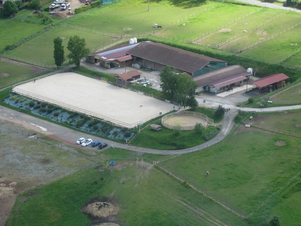 Les Ecuries de l'Ouest : box et paddocks, pension pour chevaux à Dommartin - Photo 1 sur 3