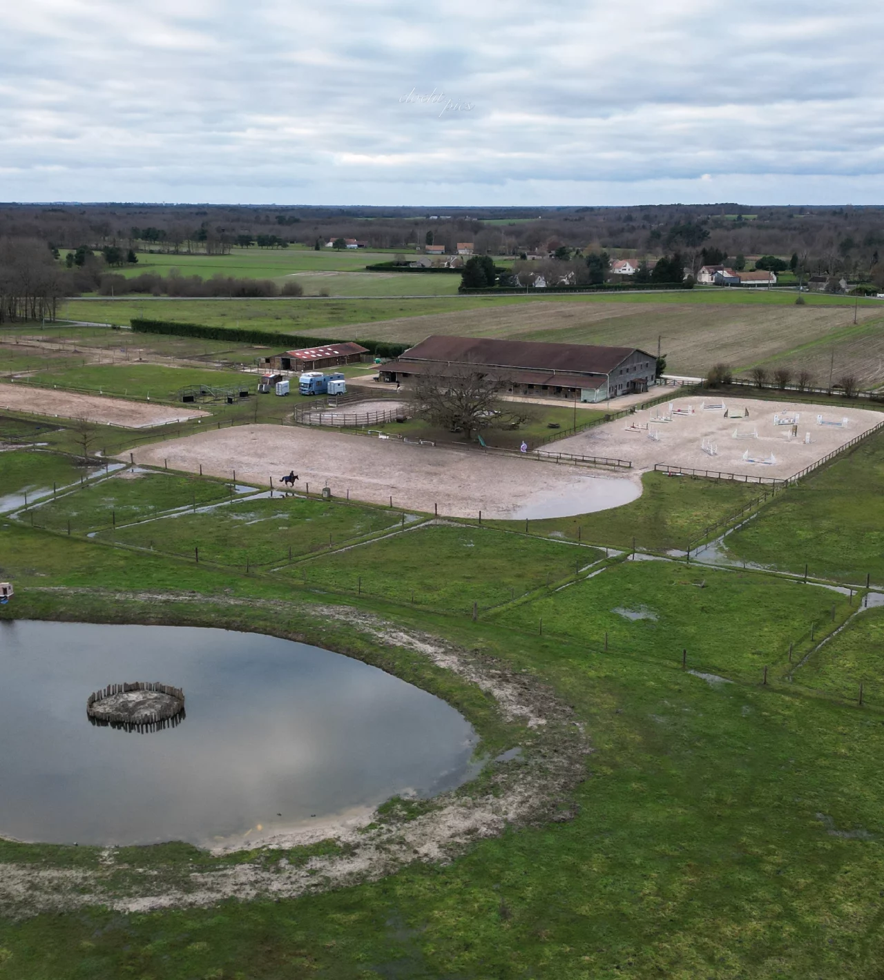 Les Écuries de la Forêt : box et paddocks, pension pour chevaux à Bray-Saint-Aignan - Photo 1 sur 8