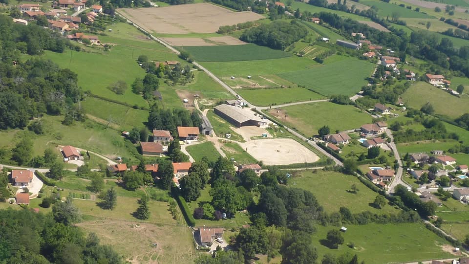Centre Équestre de Faramans : box et paddocks, pension pour chevaux à Faramans - Photo 1 sur 3