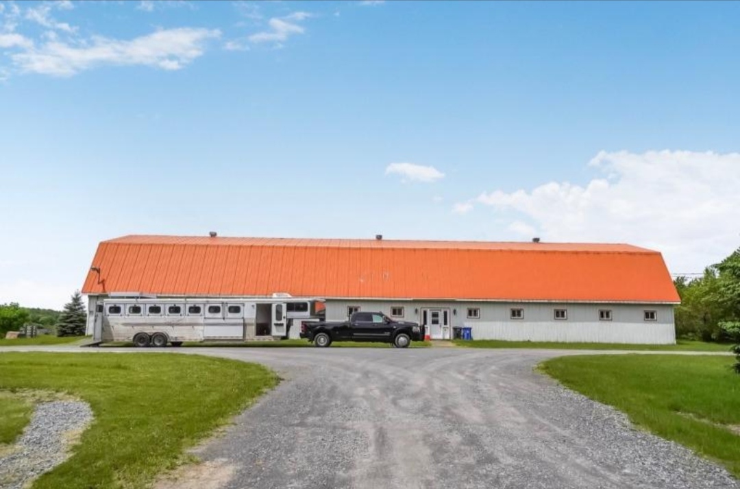 Écurie La Crinière : box et paddocks, pension pour chevaux à Saint-Cyprien-de-Napierville / Napierville, Québec - Photo 2 sur 2