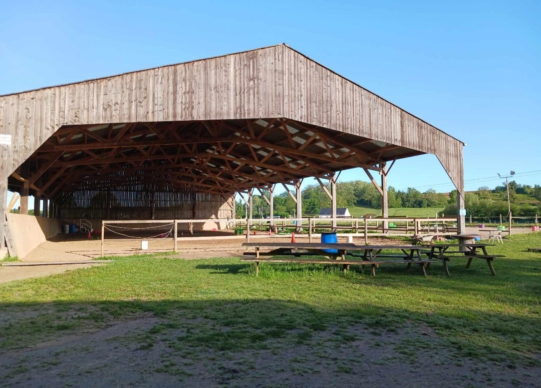 Centre Équestre de Melay : box et paddocks, pension pour chevaux à Chemillé-en-Anjou (Melay) - Photo 2 sur 3