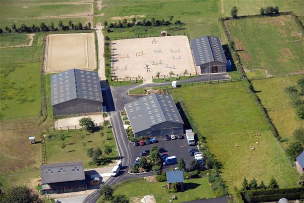 Centre équestre de la Scie : box et paddocks, pension pour chevaux à Longueville-sur-Scie - Photo 1 sur 3