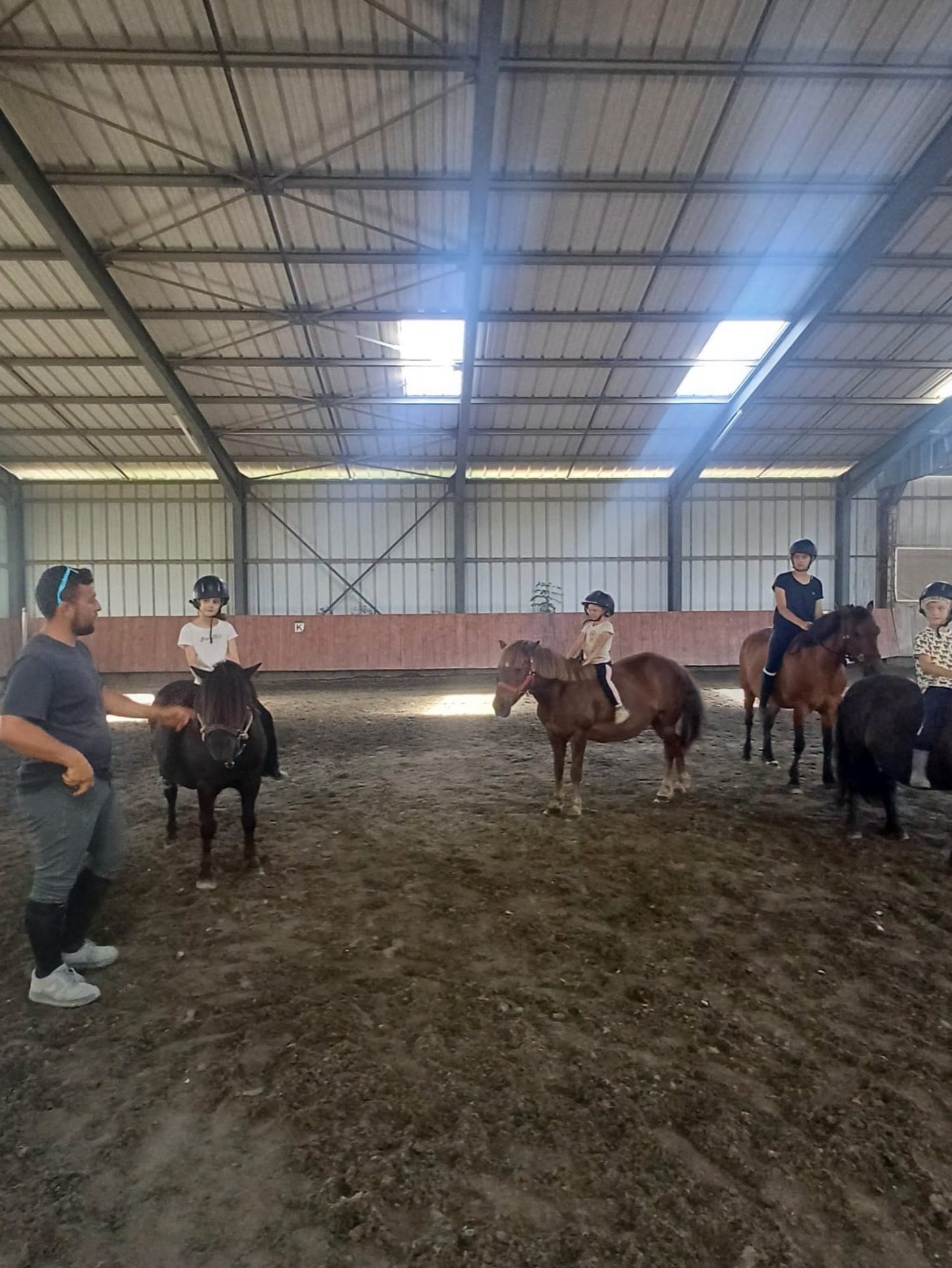 EARL Les Ecuries Du Manège Enchanté : box et paddocks, pension pour chevaux à Montagnieu - Photo 2 sur 2