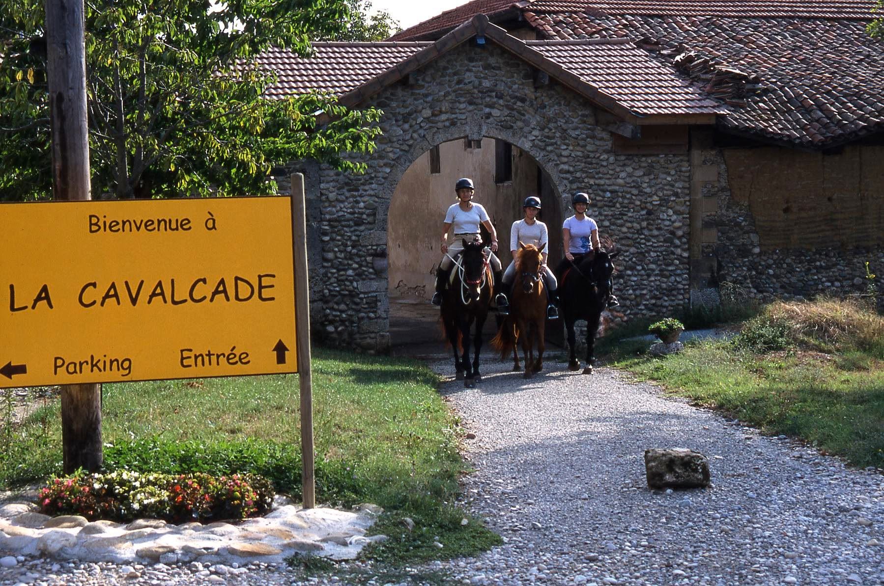 Centre équestre la cavalcade : box et paddocks, pension pour chevaux à 355 Chemin de Casseyre, Saint-Vérand - Photo 2 sur 2